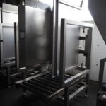 Pallet stacking and de-stacking machine