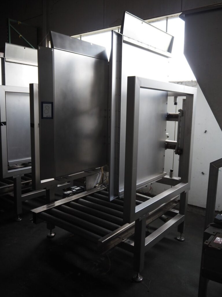Pallet stacking and de-stacking machine
