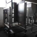 Pallet stacking and de-stacking machine