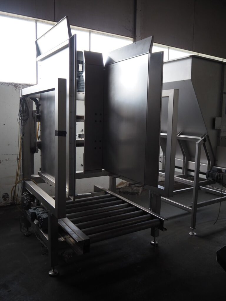 Pallet stacking and de-stacking machine