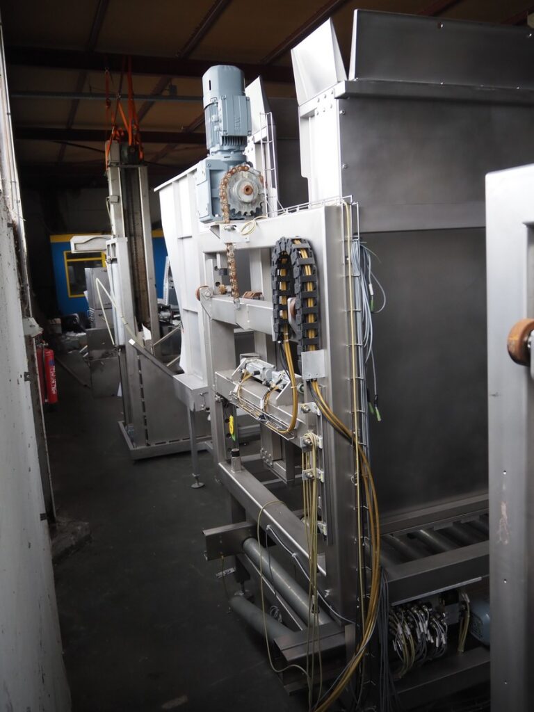 Pallet stacking and de-stacking machine