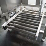 Pallet stacking and de-stacking machine