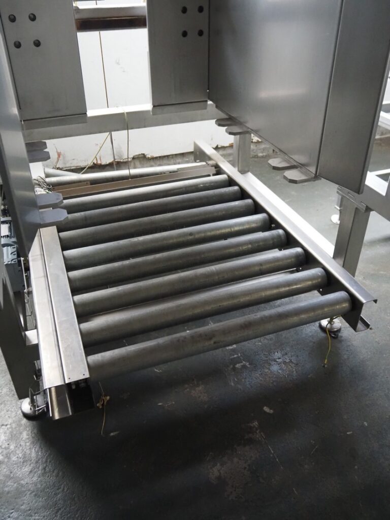 Pallet stacking and de-stacking machine