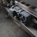 Pallet stacking and de-stacking machine