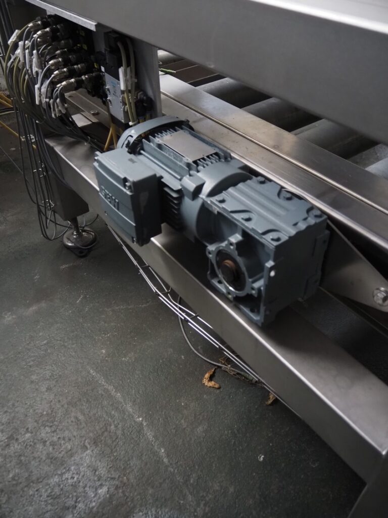 Pallet stacking and de-stacking machine
