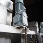 Pallet stacking and de-stacking machine