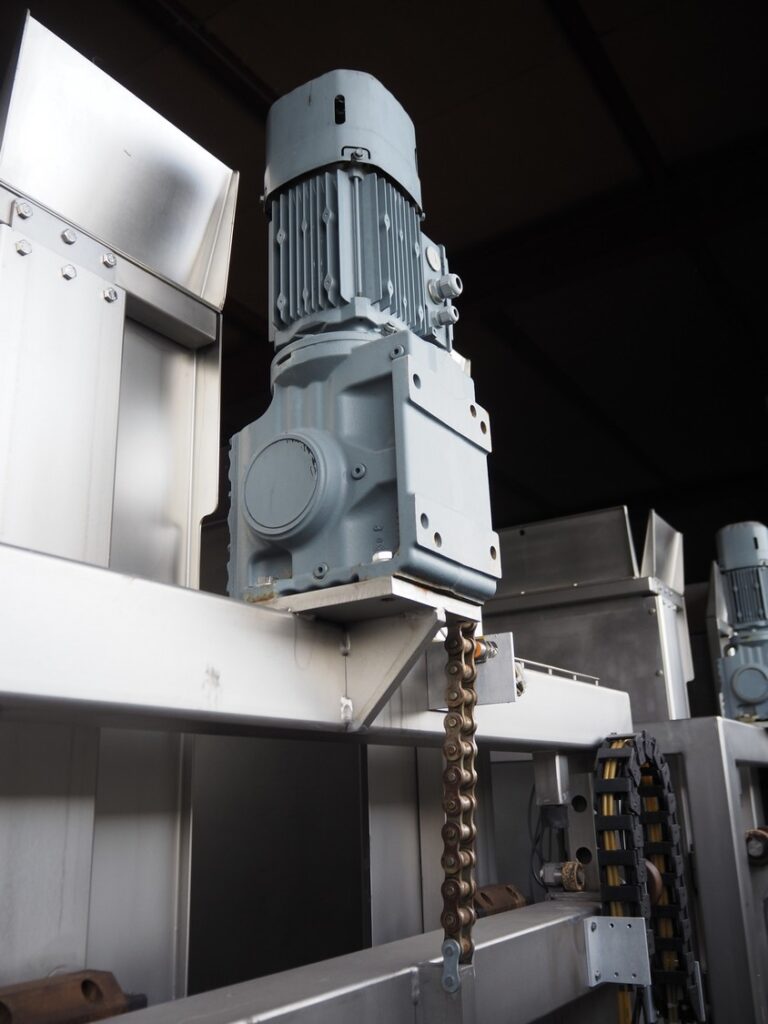 Pallet stacking and de-stacking machine