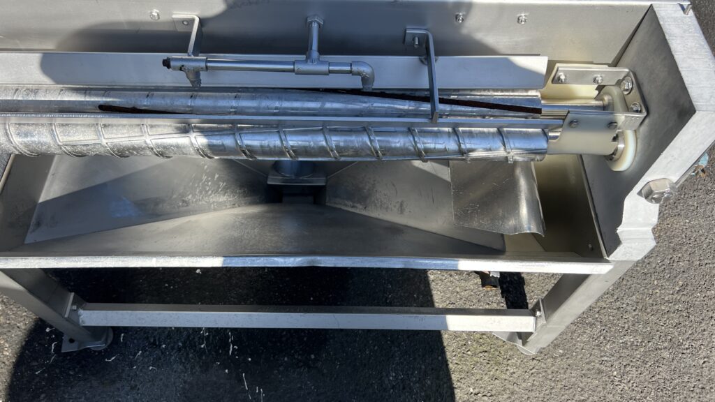 Stork gizzard/intestine separator
