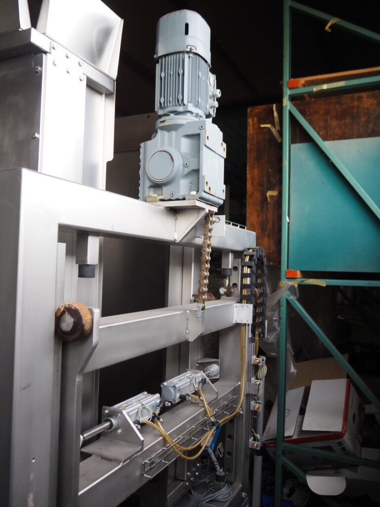 pallet stacking and de-stacking machine