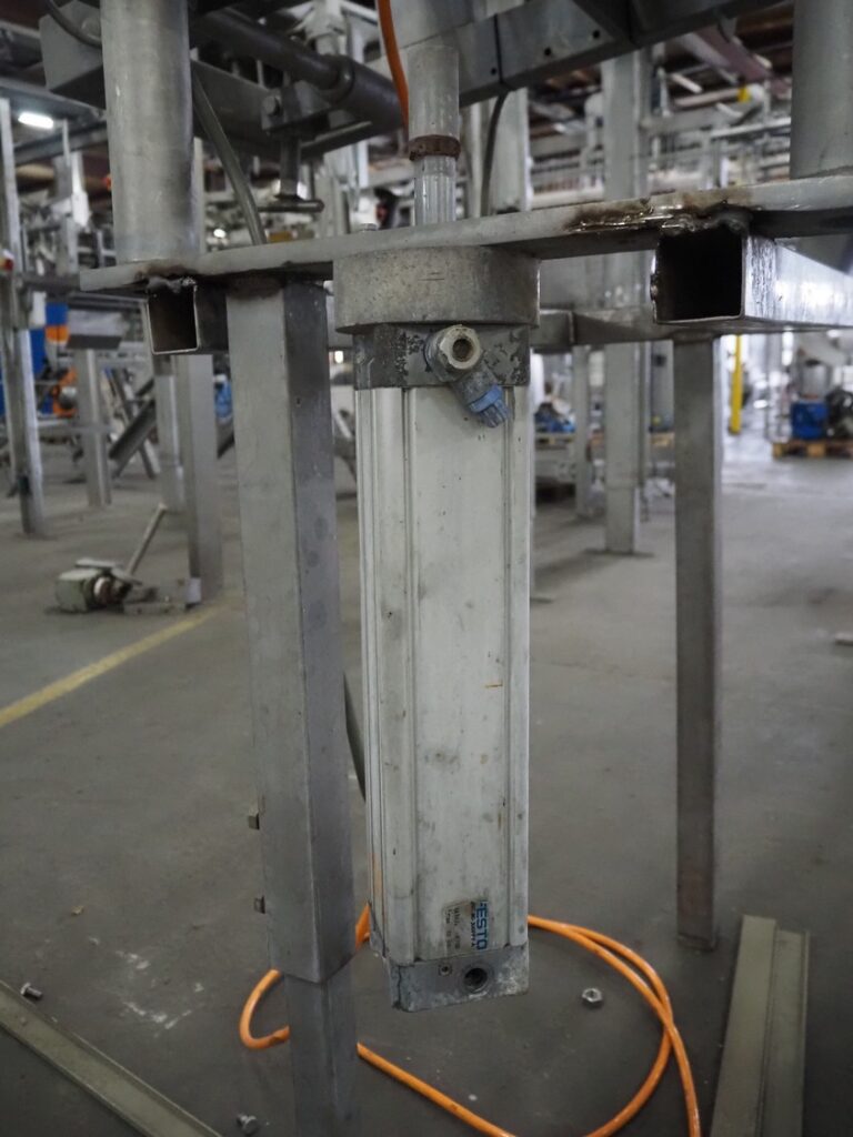Meyn second joint wing cutter