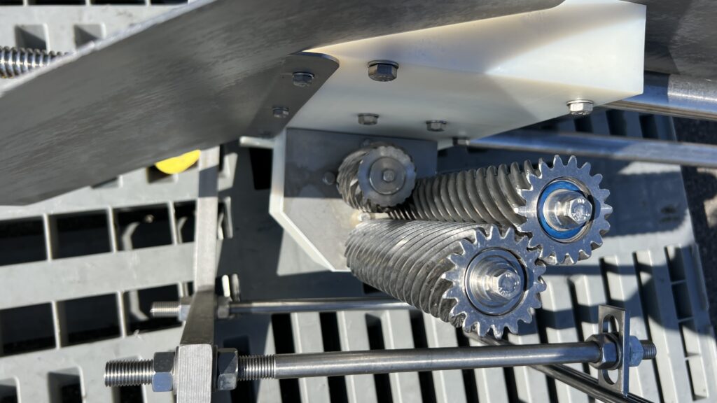 Stork inline deskinner
