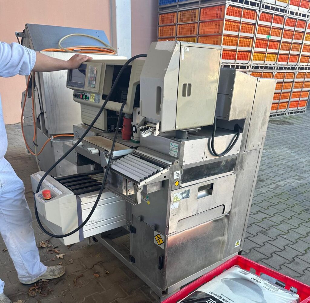 automatic packaging machine with weigher and labeler