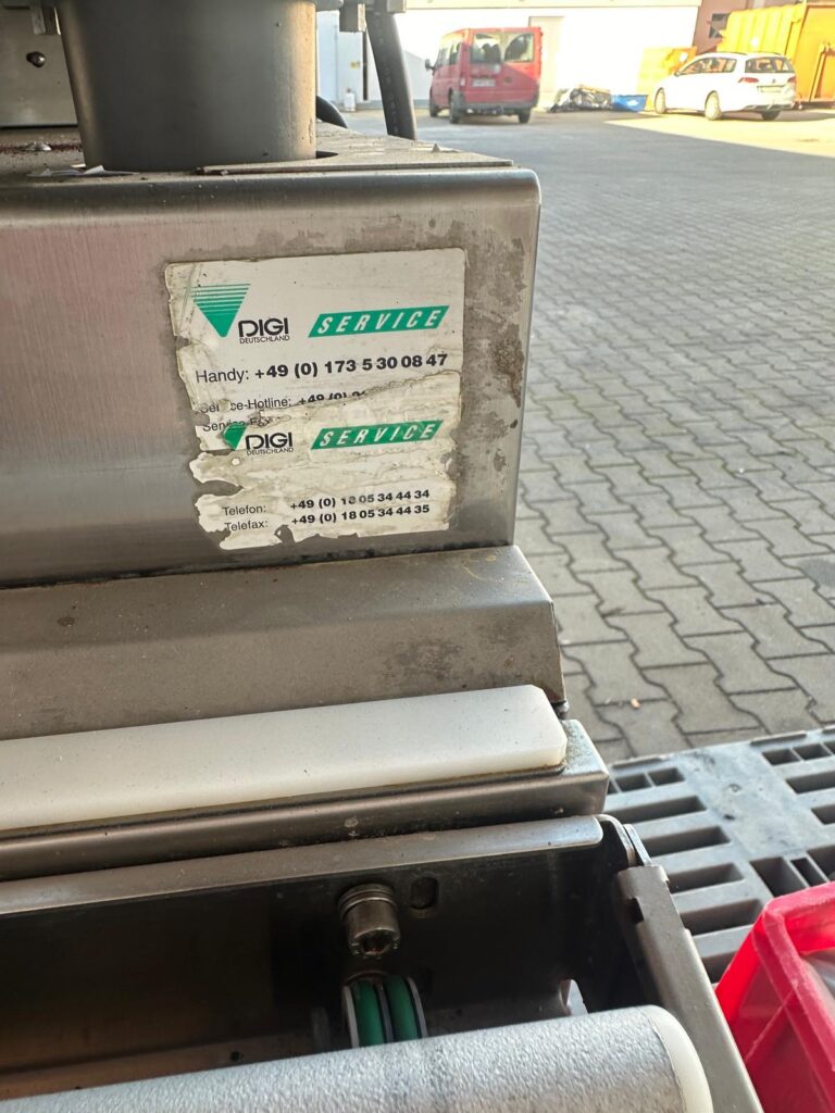 automatic packaging machine with weigher and labeler