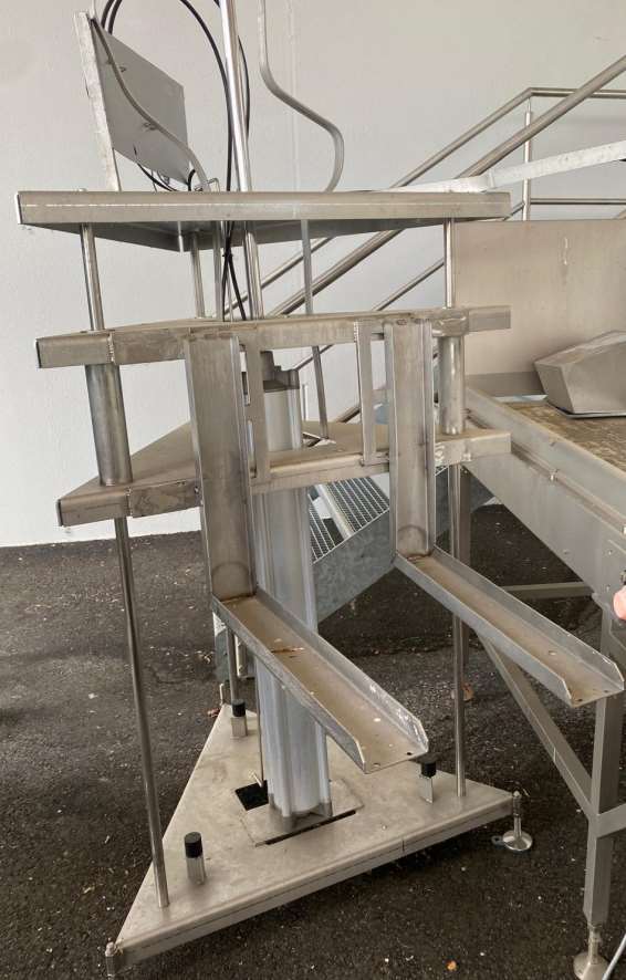 Pneumatic lift