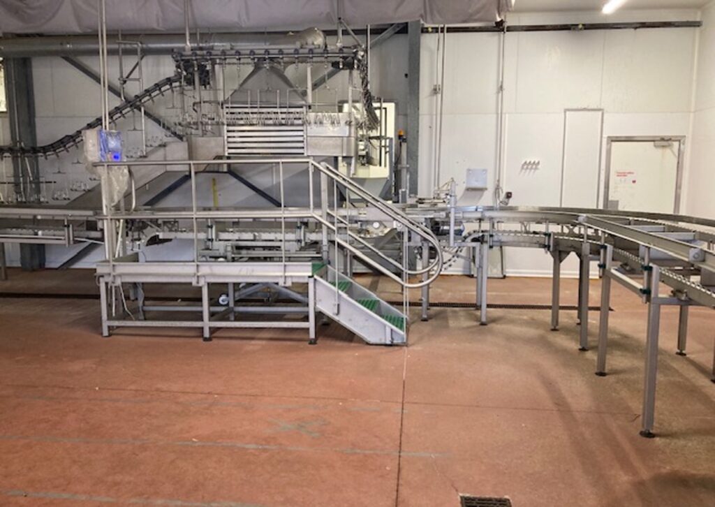 arrival : crate forwarding conveyor